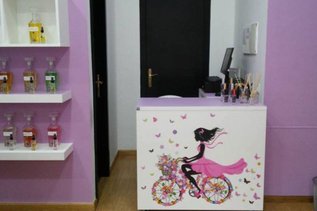 Una mujer va en bicicleta en una habitación con paredes moradas.