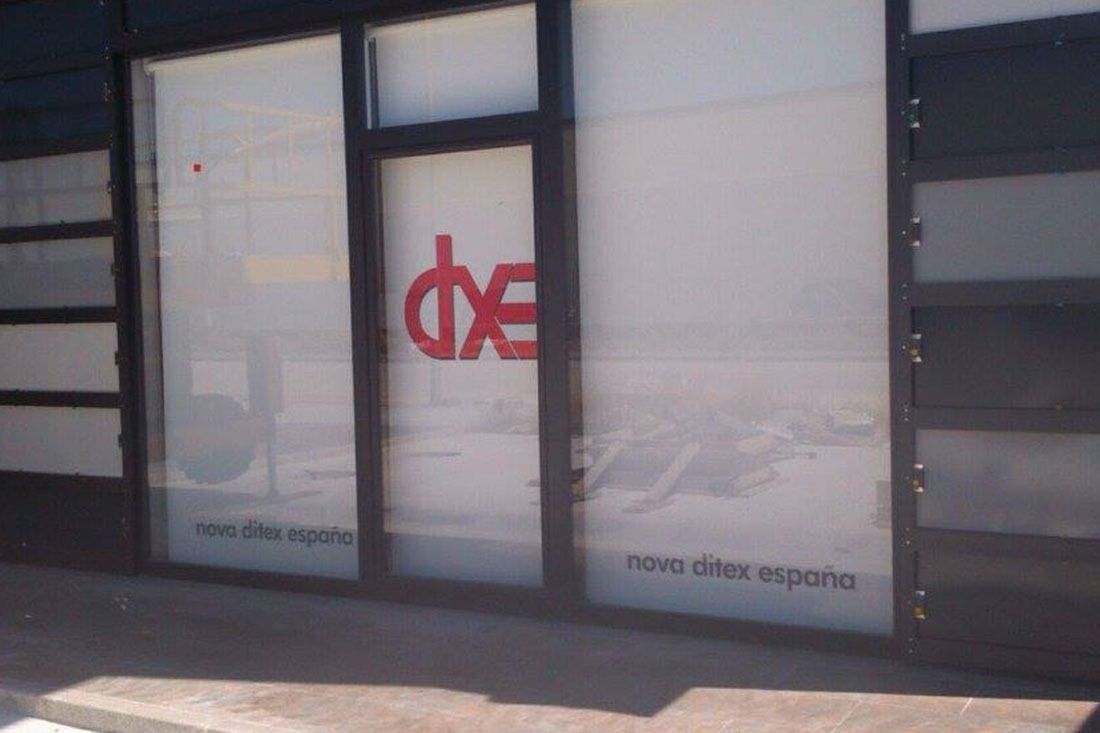 Un edificio con un cartel que dice dxe.