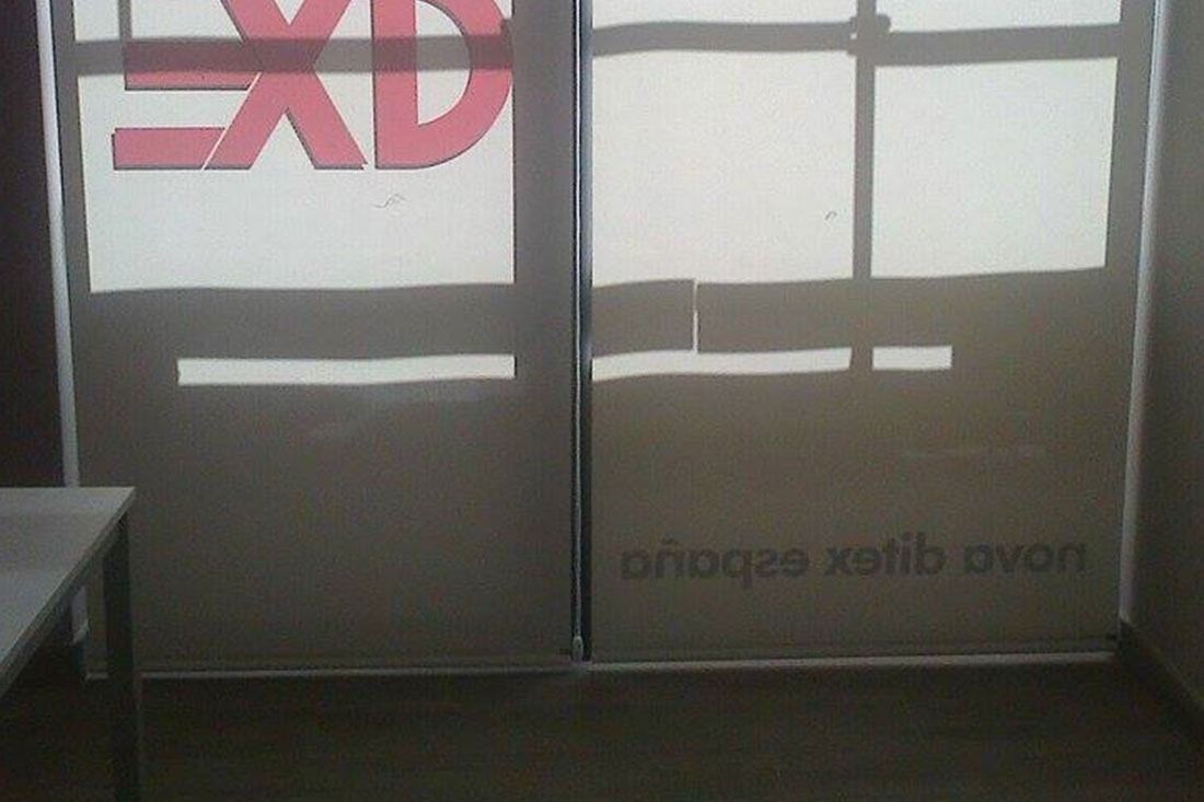 Una habitación con un cartel que dice xd