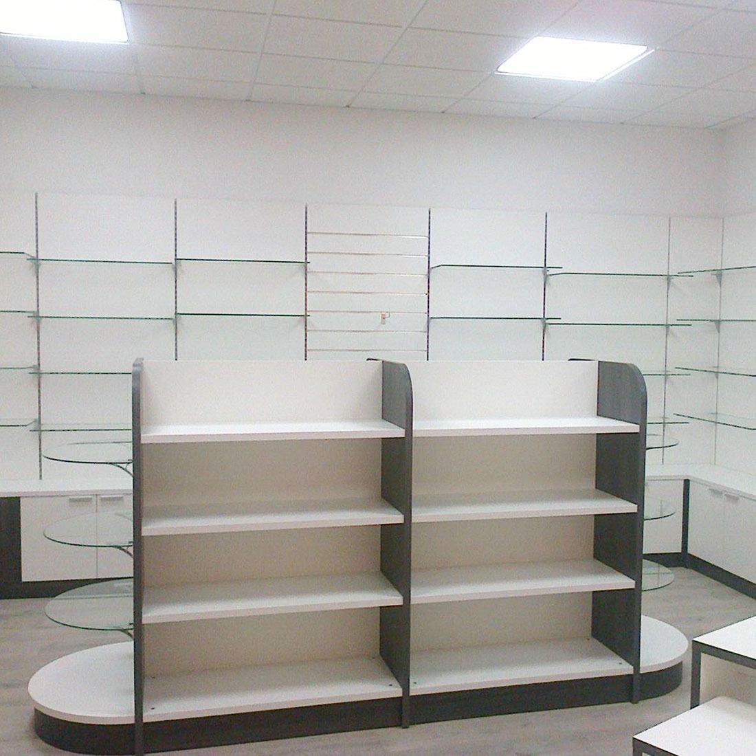 Una habitación con muchos estantes.