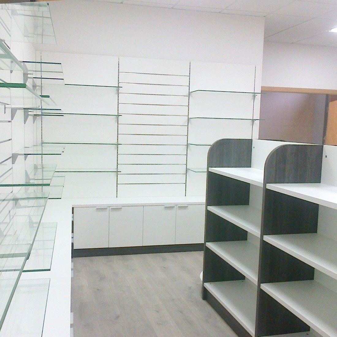 Una tienda con muchos estantes y armarios