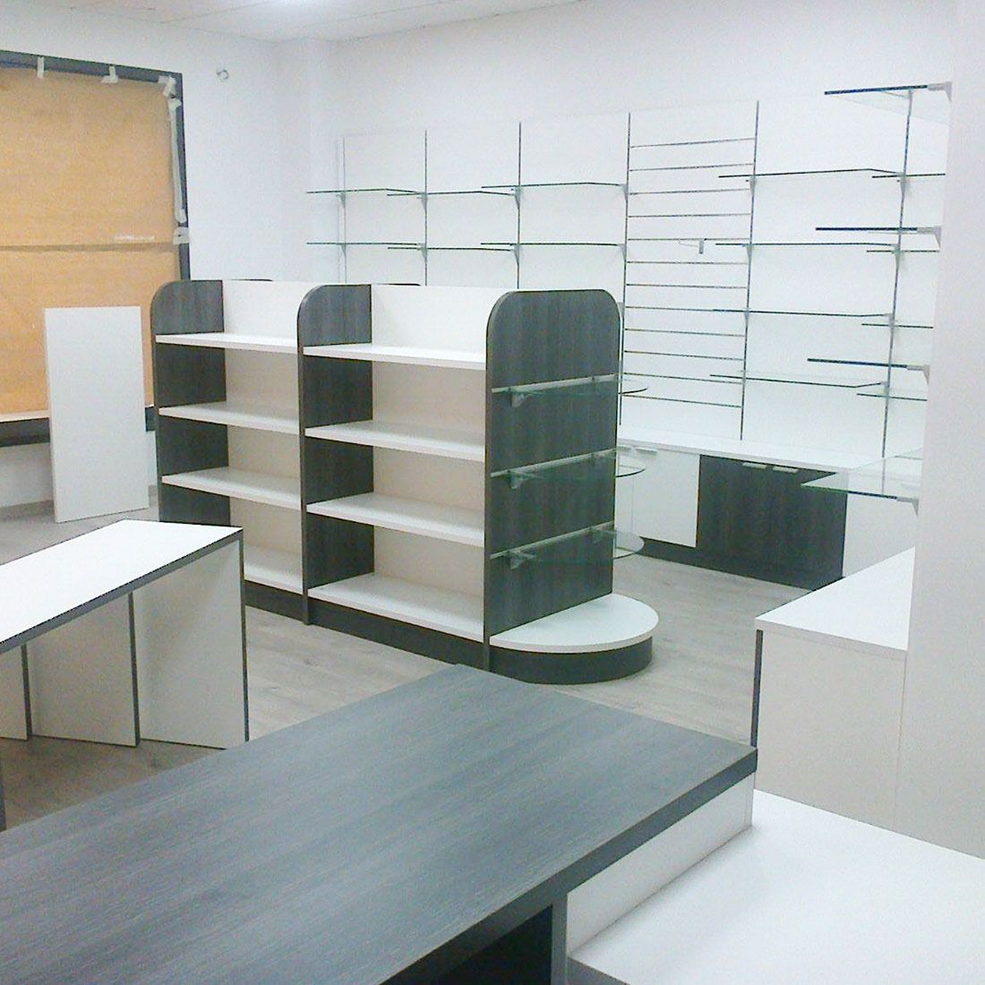 Una tienda con muchos estantes y mesas