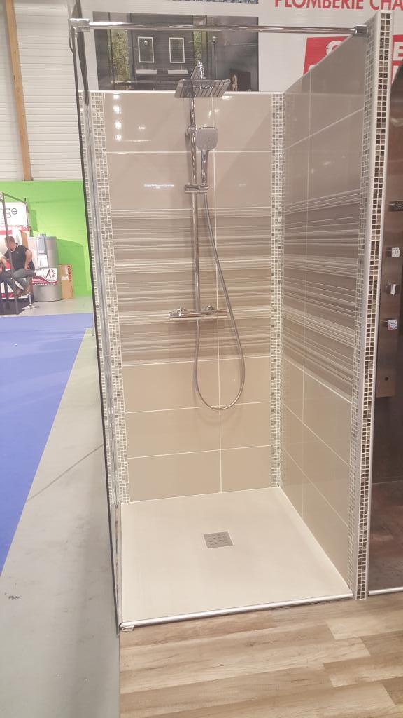 Installation de douche à l'italienne et d'équipement sanitaire à Bourg-en-Bresse (01) Salon de l'habitat 2015