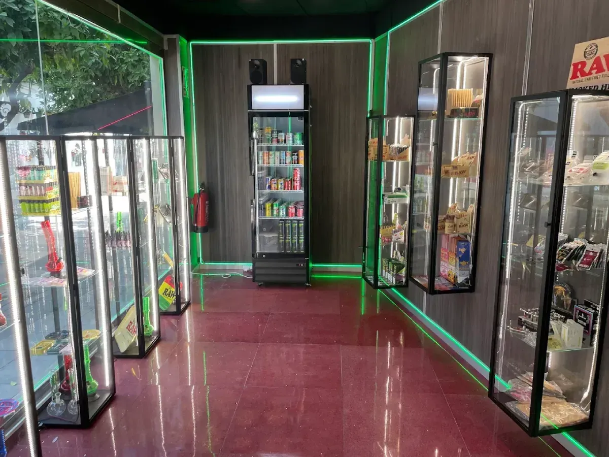 Tienda con grandes ventanales que exhiben artículos; el letrero dice 