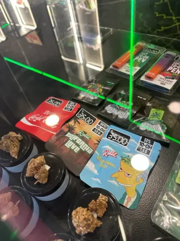 Vitrina con productos de cannabis, incluyendo frascos de cogollos y vaporizadores preempaquetados. 