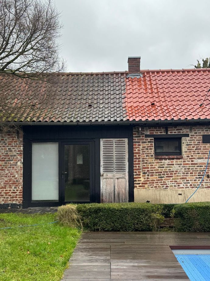 Une maison avant et après traitement hydrofuge à base de résine colorée