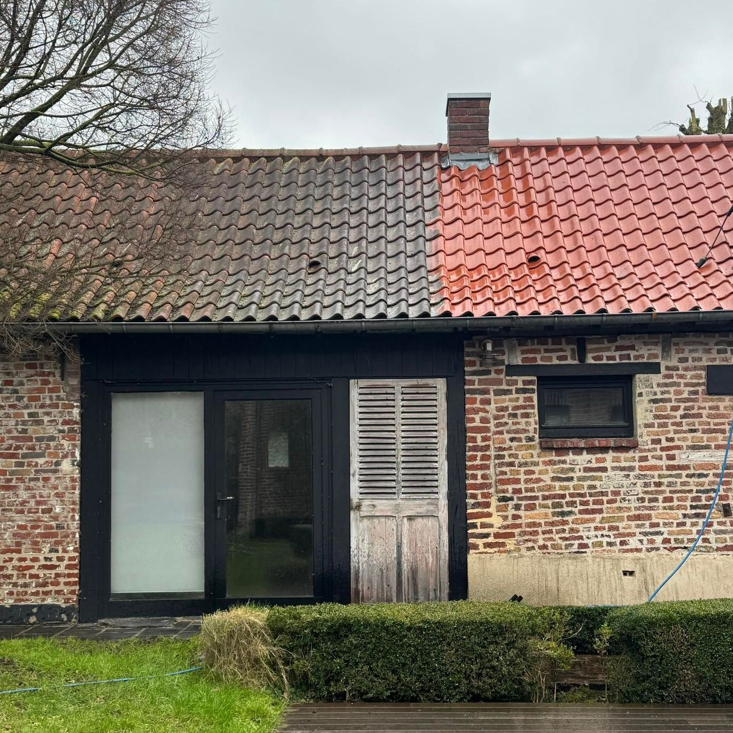 Une maison avant et après un traitement hydrofuge coloré