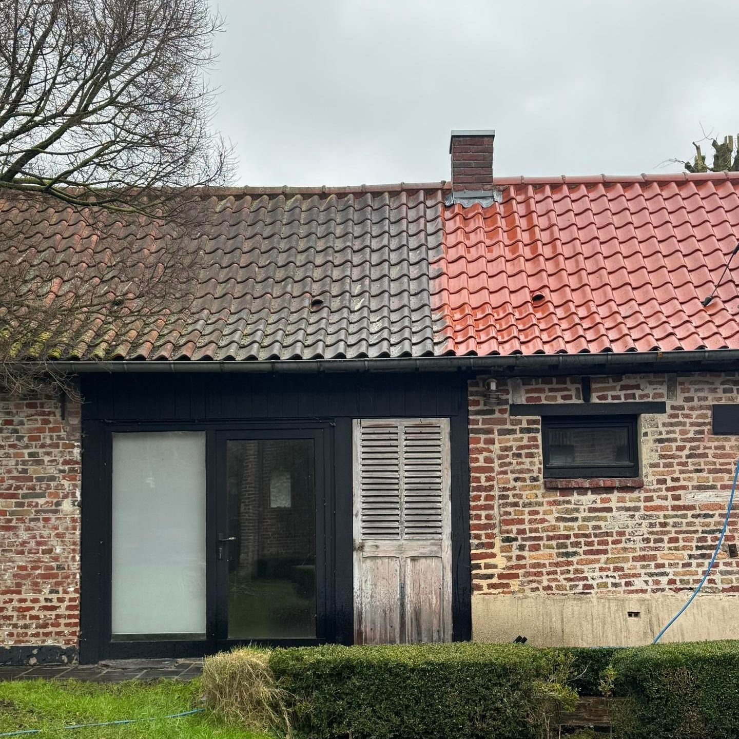 Le toit d'une maison avant et après traitement hydrofuge coloré