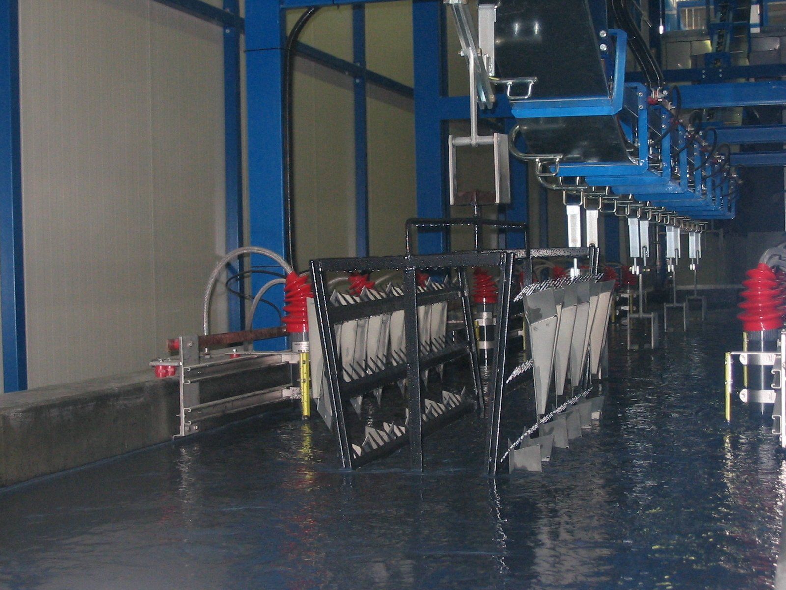 Photo représentant le traitement de surface d'une grosse pièce métallique