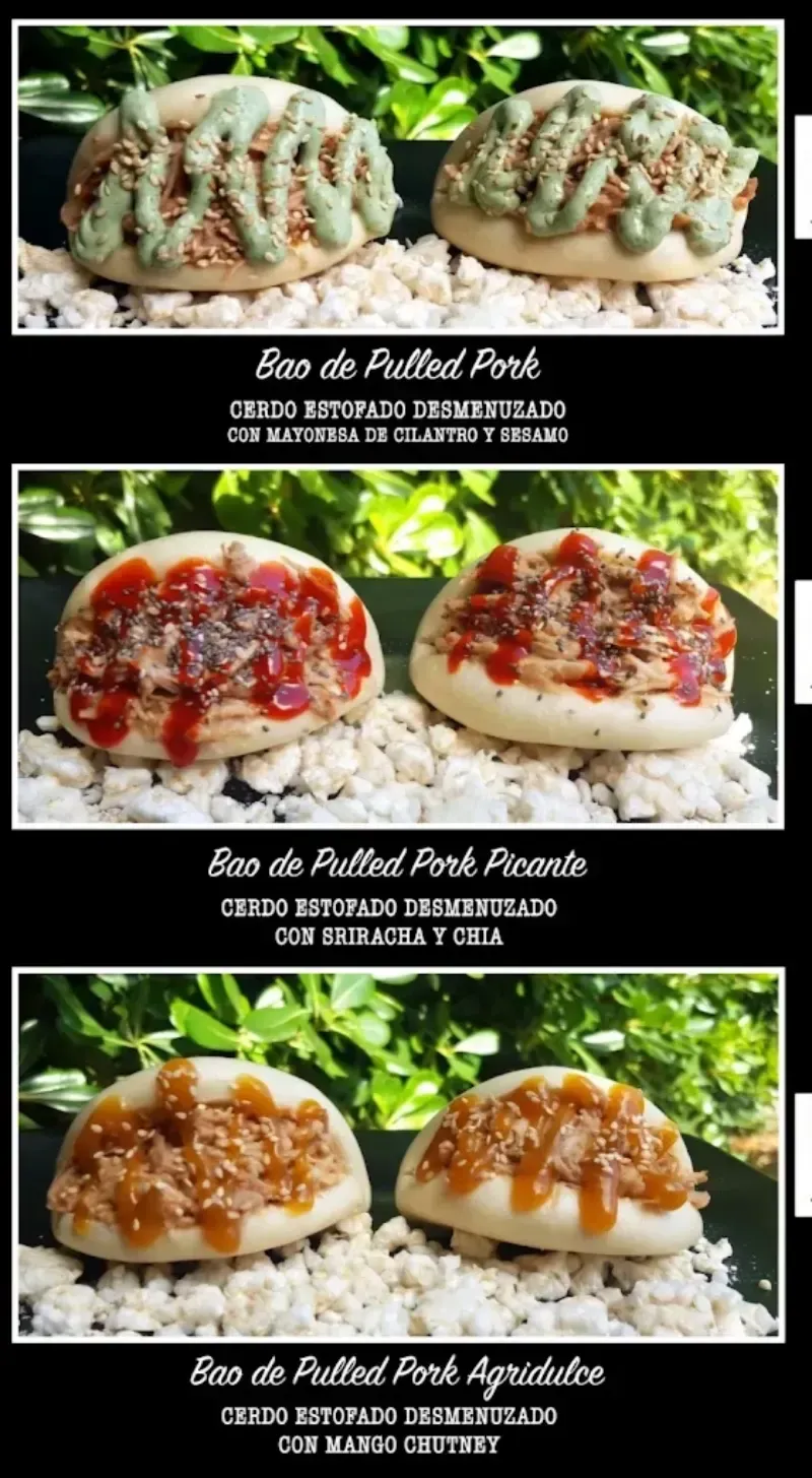Cuatro fotos de panecillos de patata rellenos con salsas y condimentos sobre un fondo negro con etiquetas.