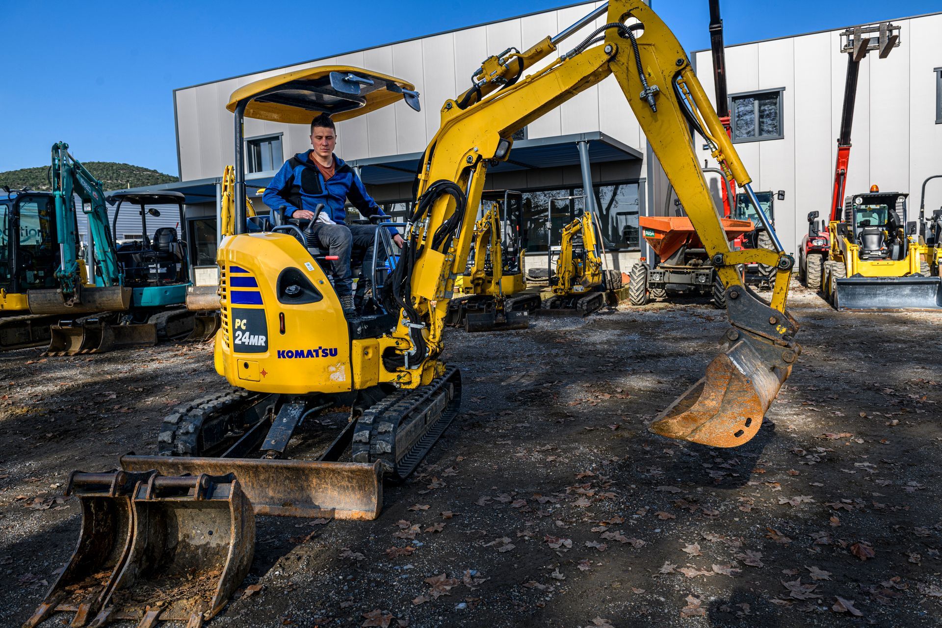 Minipelle devant un entrepôt