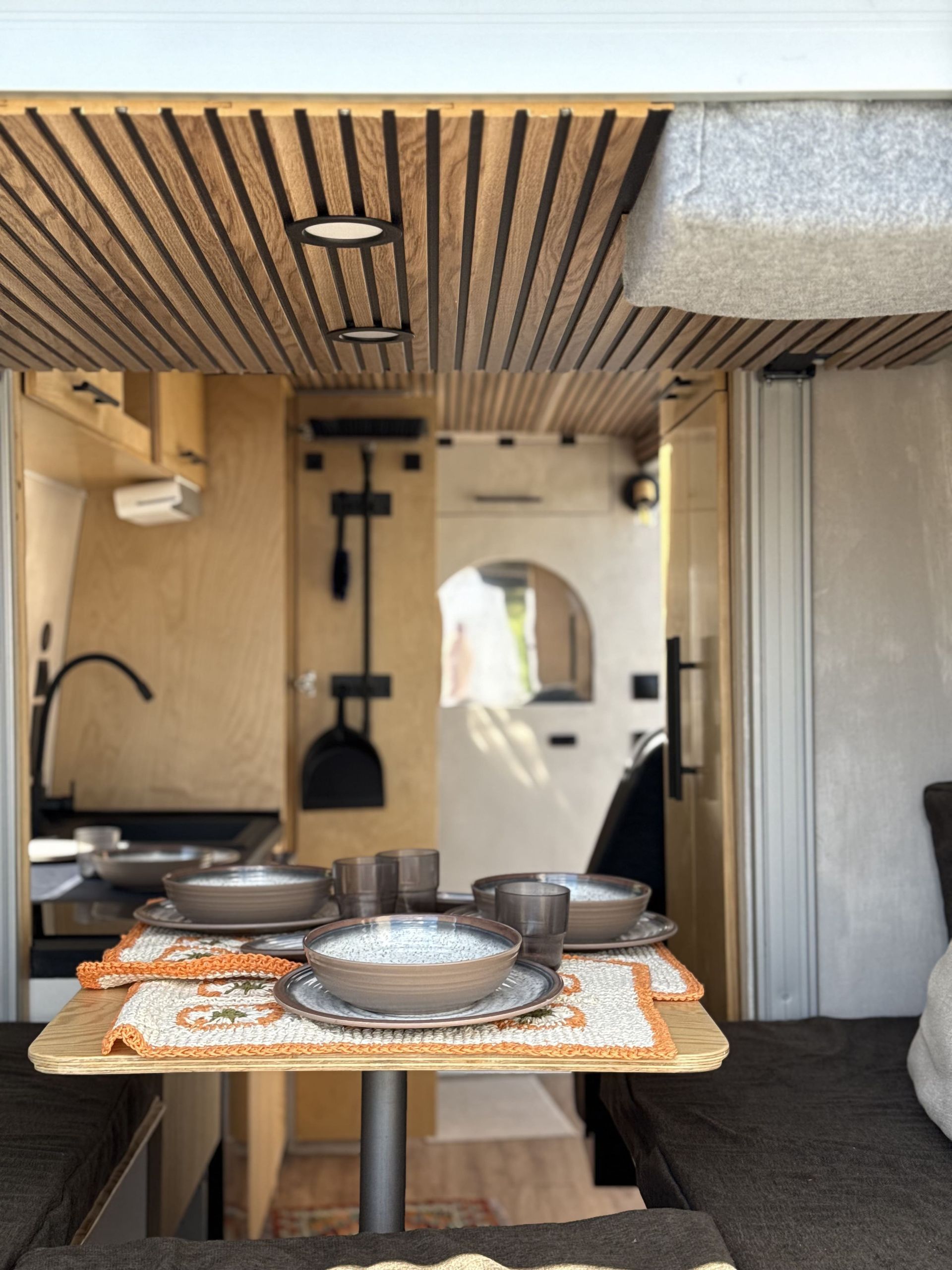 Una tabla de surf está colgada en la parte trasera de una autocaravana.