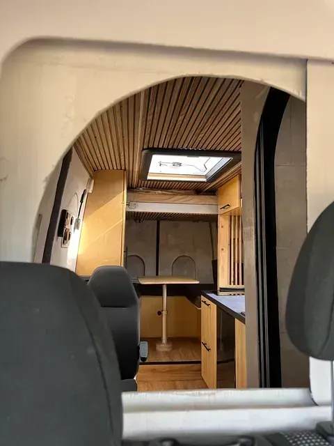 Una vista del interior de una camioneta a través de una ventana.