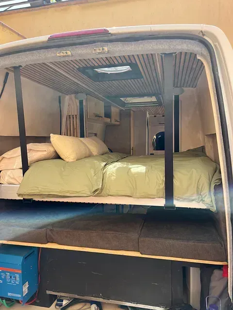 Hay una cama en la parte trasera de una camioneta.