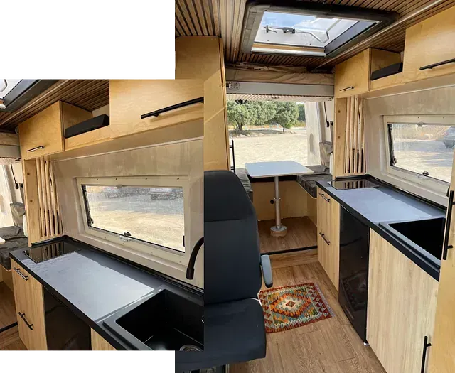 Una cocina en una autocaravana con mesa y sillas.