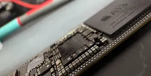 Un primer plano de una placa base con un chip en ella.