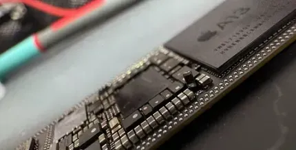 Un primer plano de una placa base con un chip en ella.