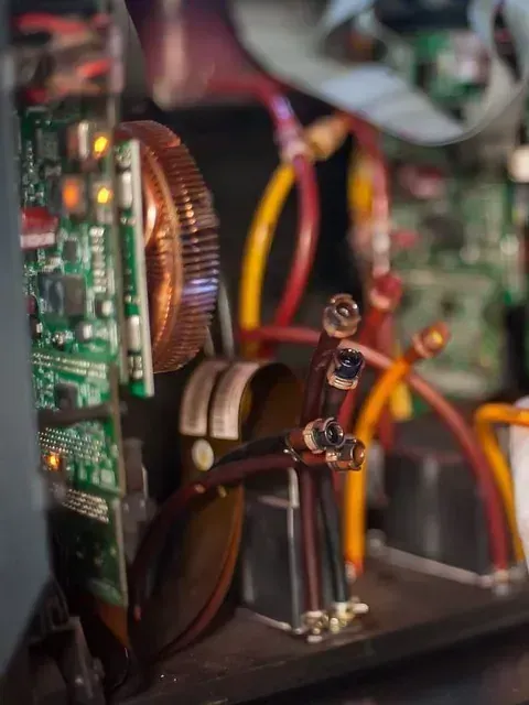 Un primer plano del interior de una computadora con muchos cables.