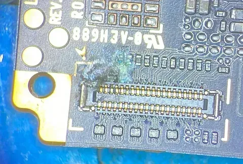 Un primer plano de una placa base sobre una superficie azul.