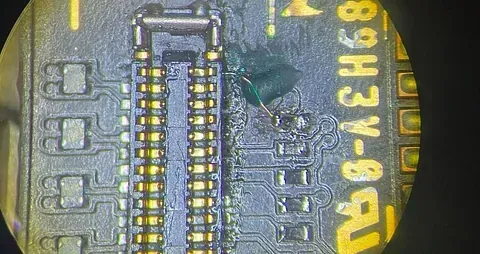 Un primer plano de una placa base bajo un microscopio.