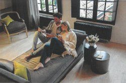 Radiateur en fonte avec deux personnes assisent