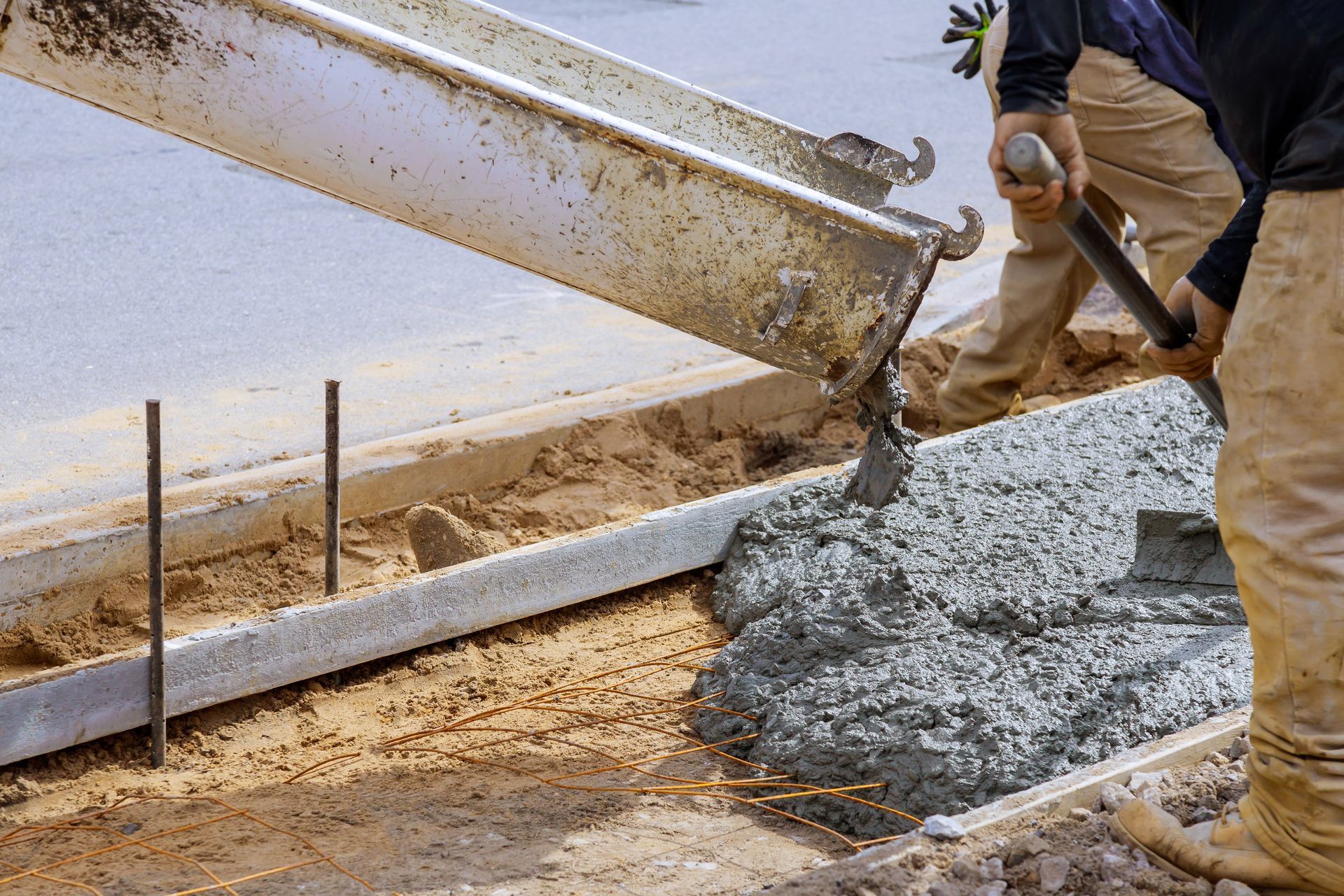 Coulage de béton sur un quadrillage en métal 