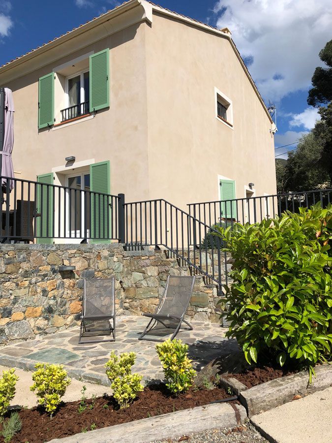 Maison avec escaliers en pierre et rembarde 