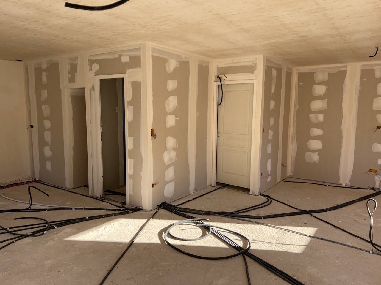 Travaux de plâtrerie en cours dans une maison