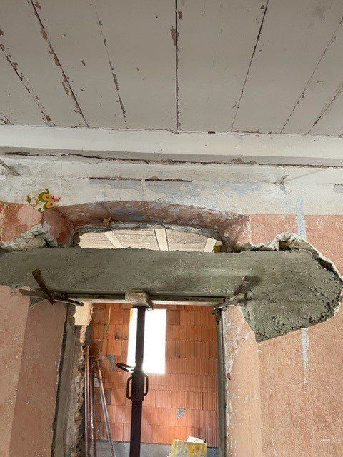 Réparation du haut d'une porte avec du ciment