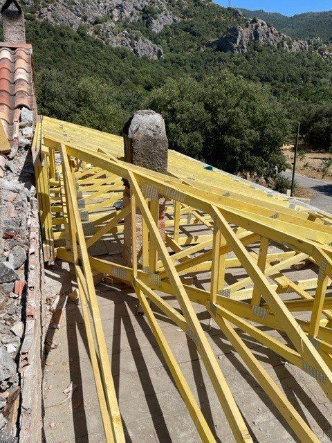 Charpente en bois en construction