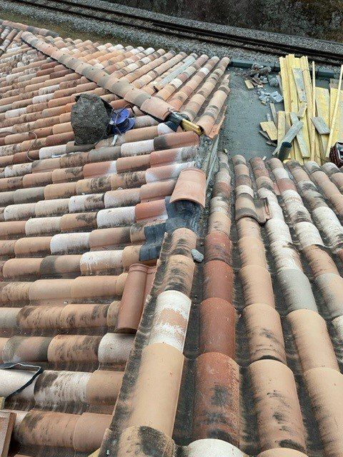 Toiture en tuile en cours de rénovation