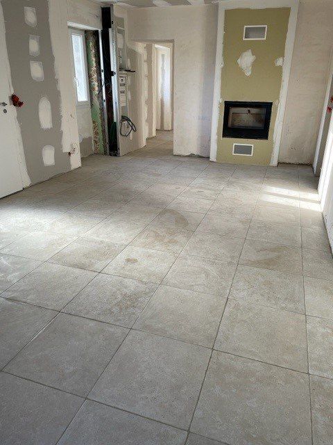 Carrelage gris en forme de carré