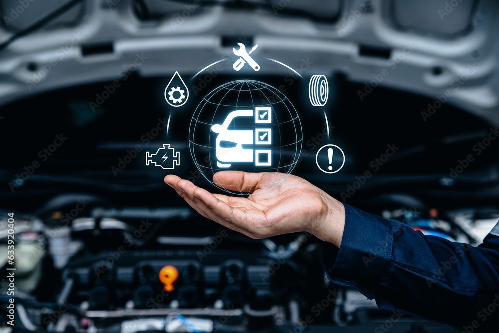 Eine Hand wird vor die geöffnete Motorhaube eines Autos gehalten, über dem Motor schweben leuchtende Diagnosesymbole.