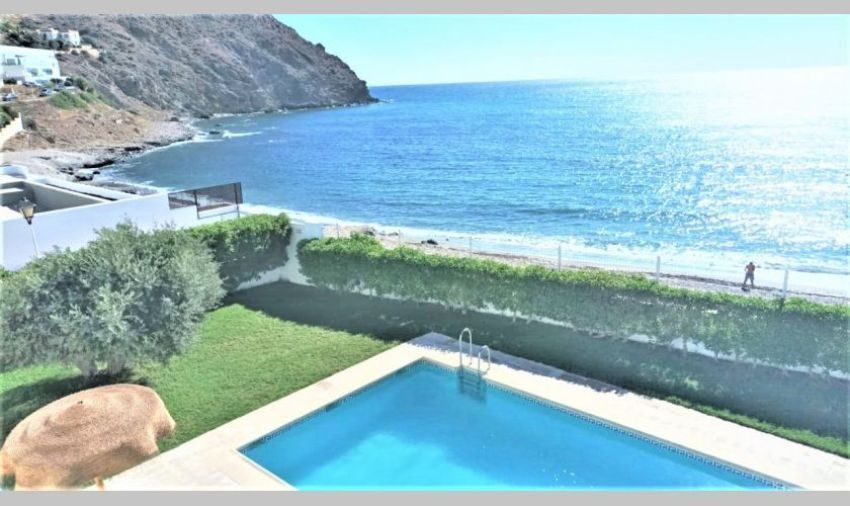 Una gran piscina con vista al mar.