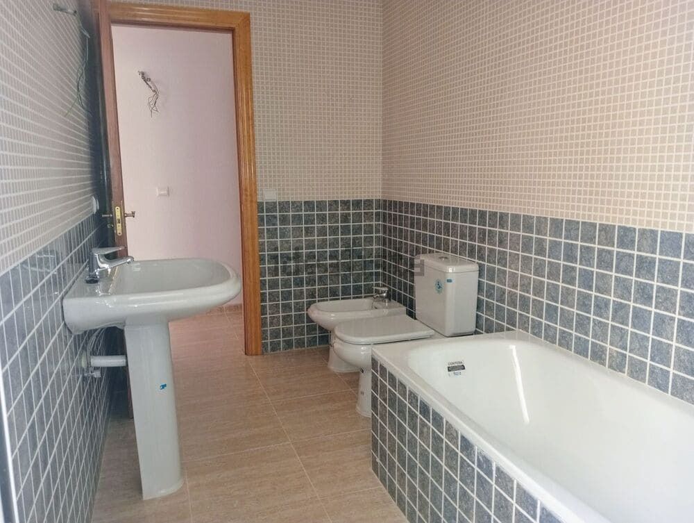 Un baño con lavabo, inodoro y bañera