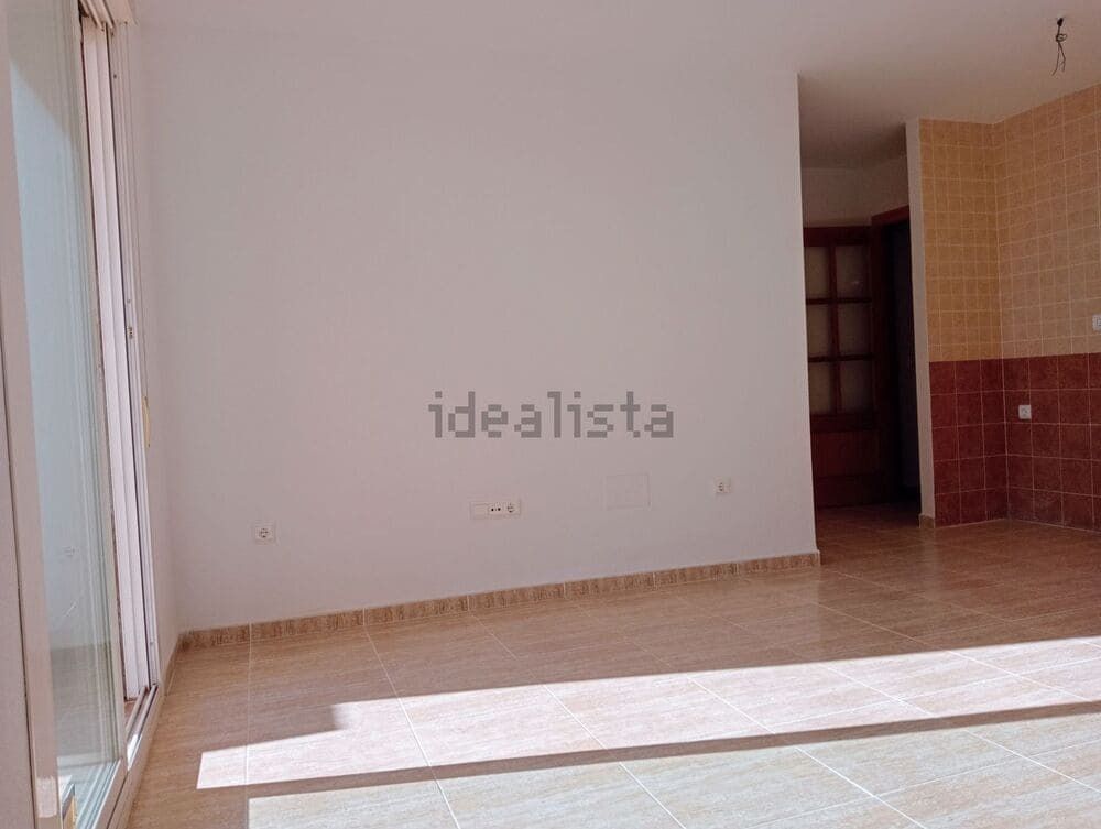 Una habitación vacía con la palabra idealista en la pared.