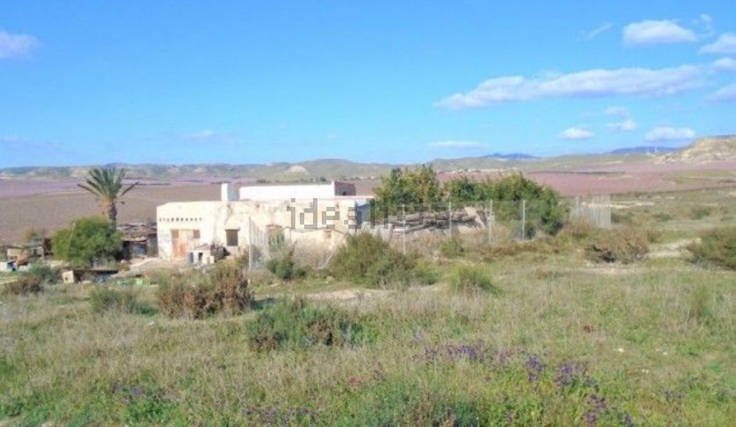 Hay una casa en medio de un campo.