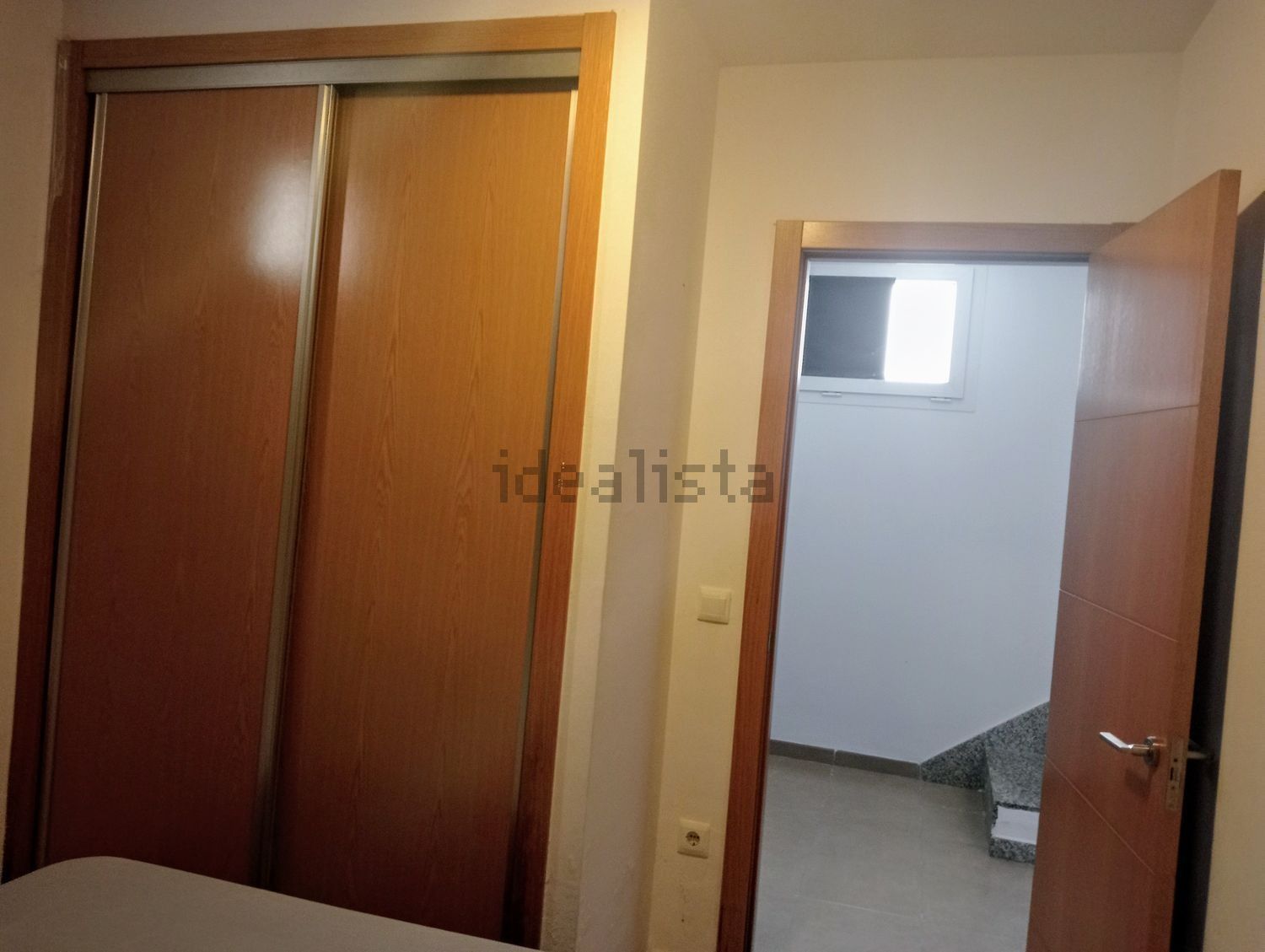 Un dormitorio con la palabra idealista en la pared.