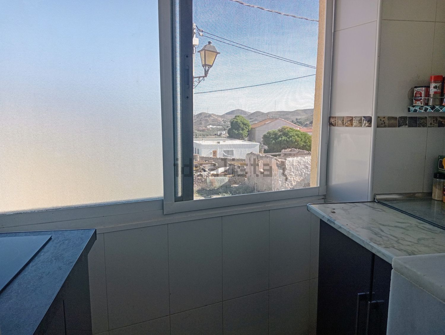 Una cocina con vista a una ciudad a través de una ventana.