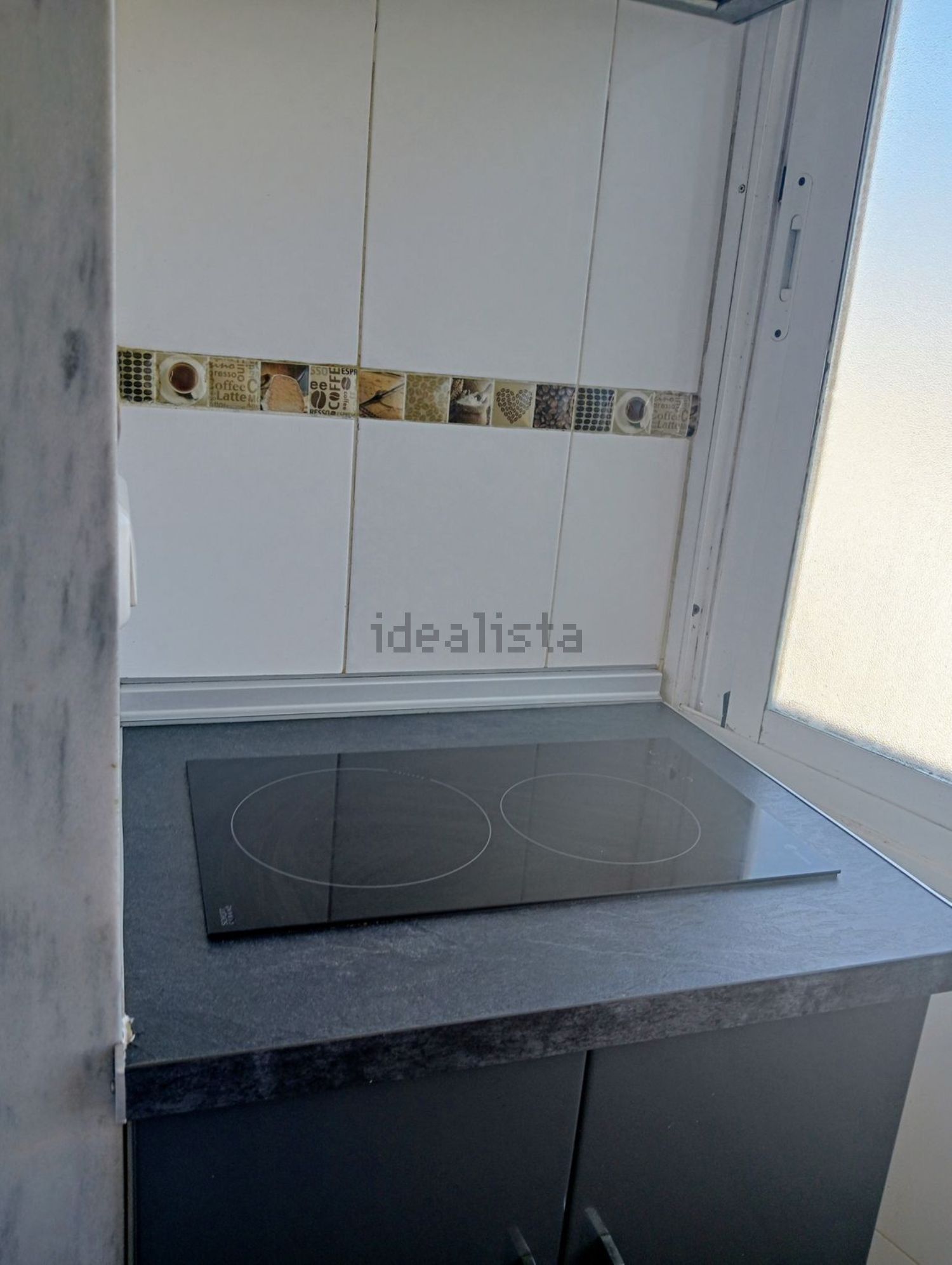 Una cocina con horno y estufa y una ventana.