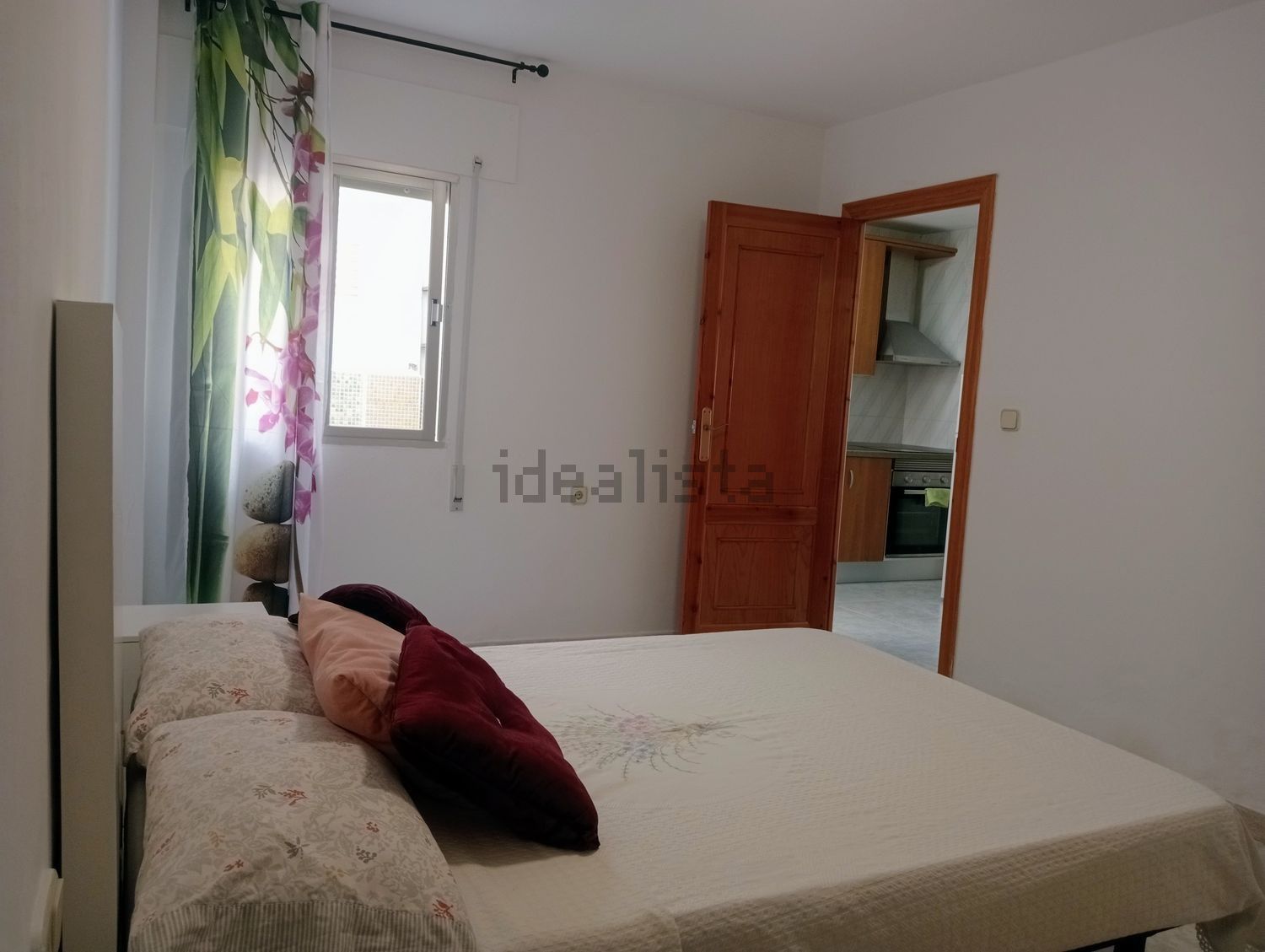 Un dormitorio con una cama y una puerta que dice idealista