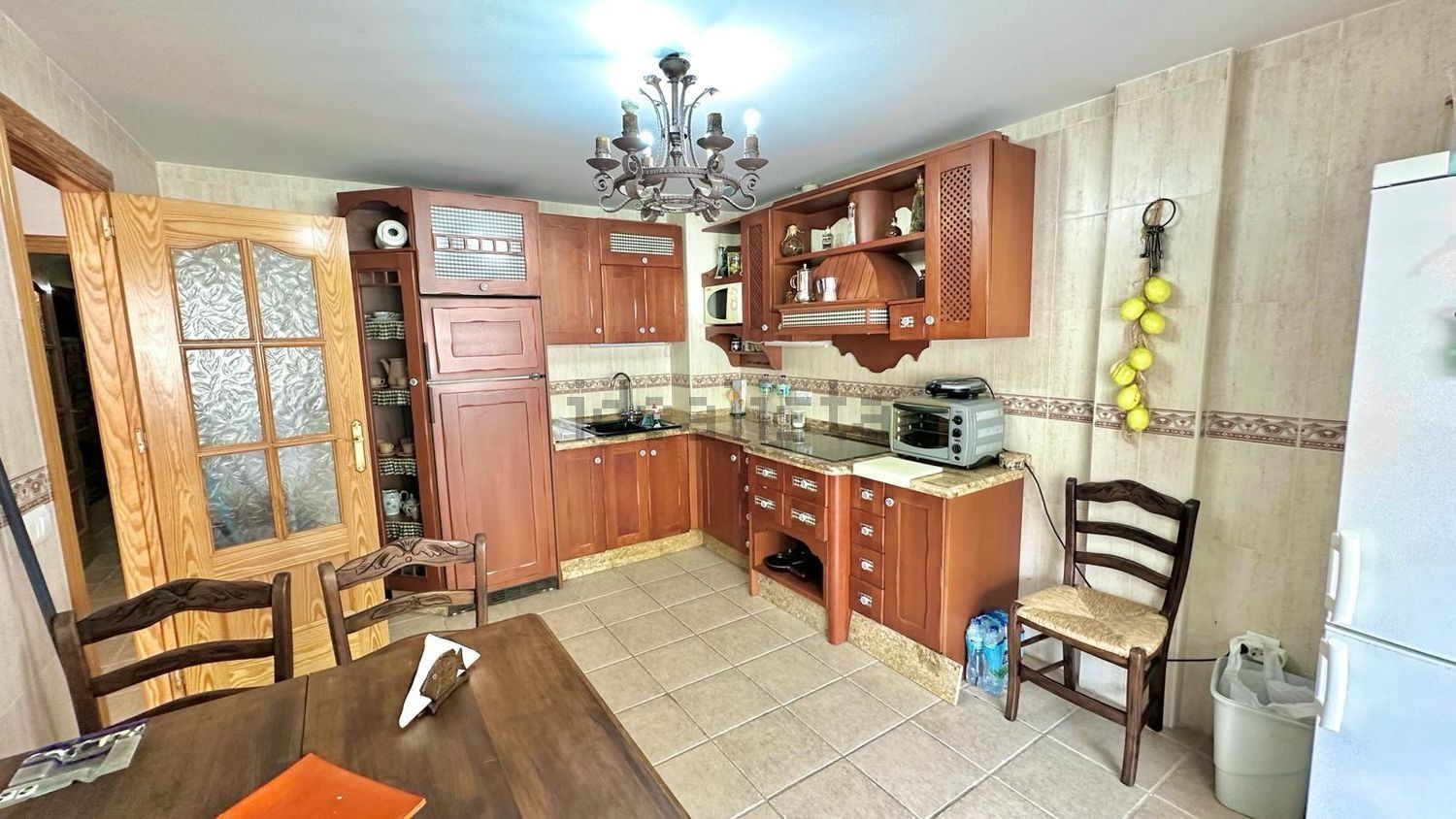 Una cocina con mesa y sillas y un frigorífico.