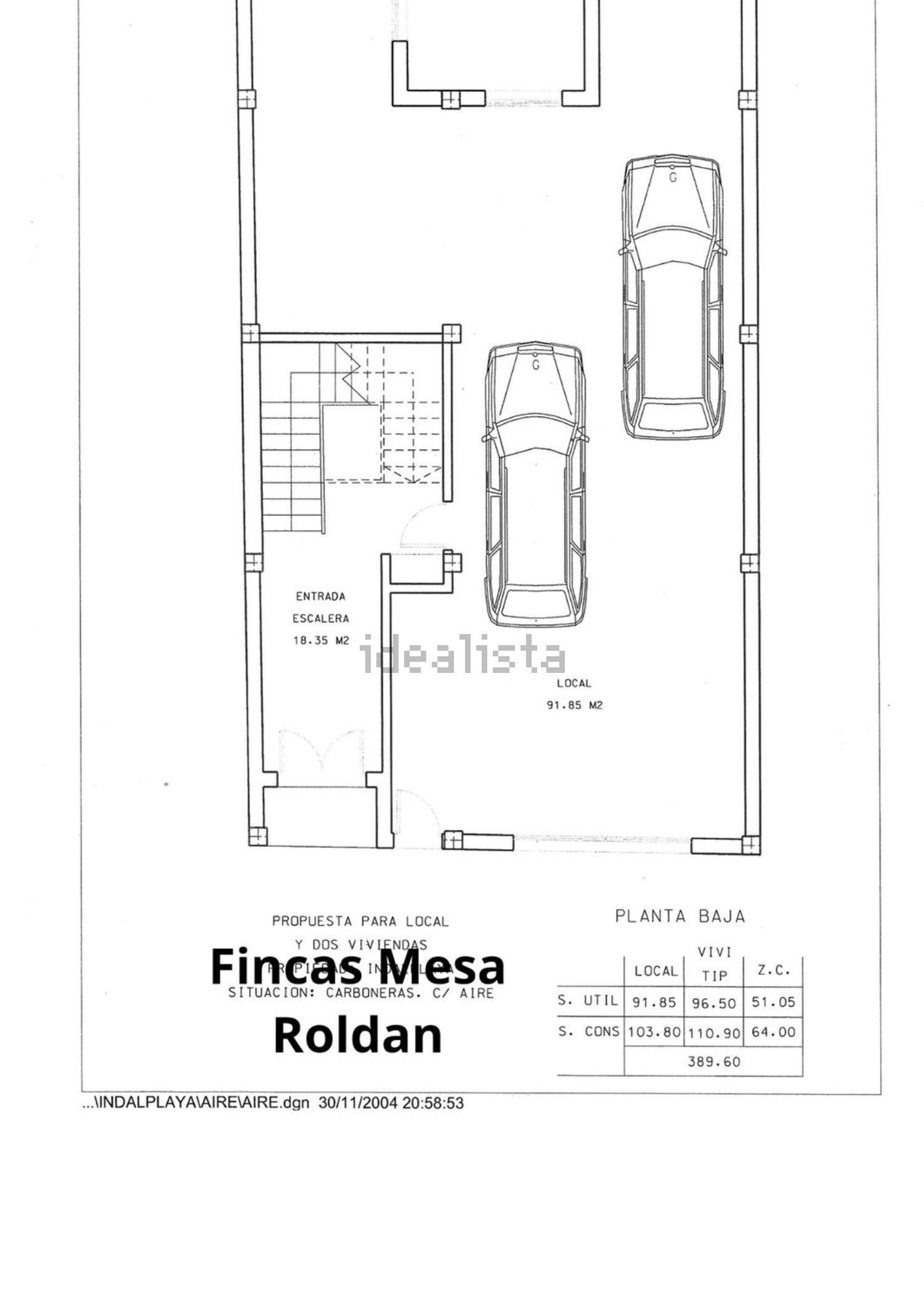 Un plano en blanco y negro de un garaje con dos coches aparcados en él.