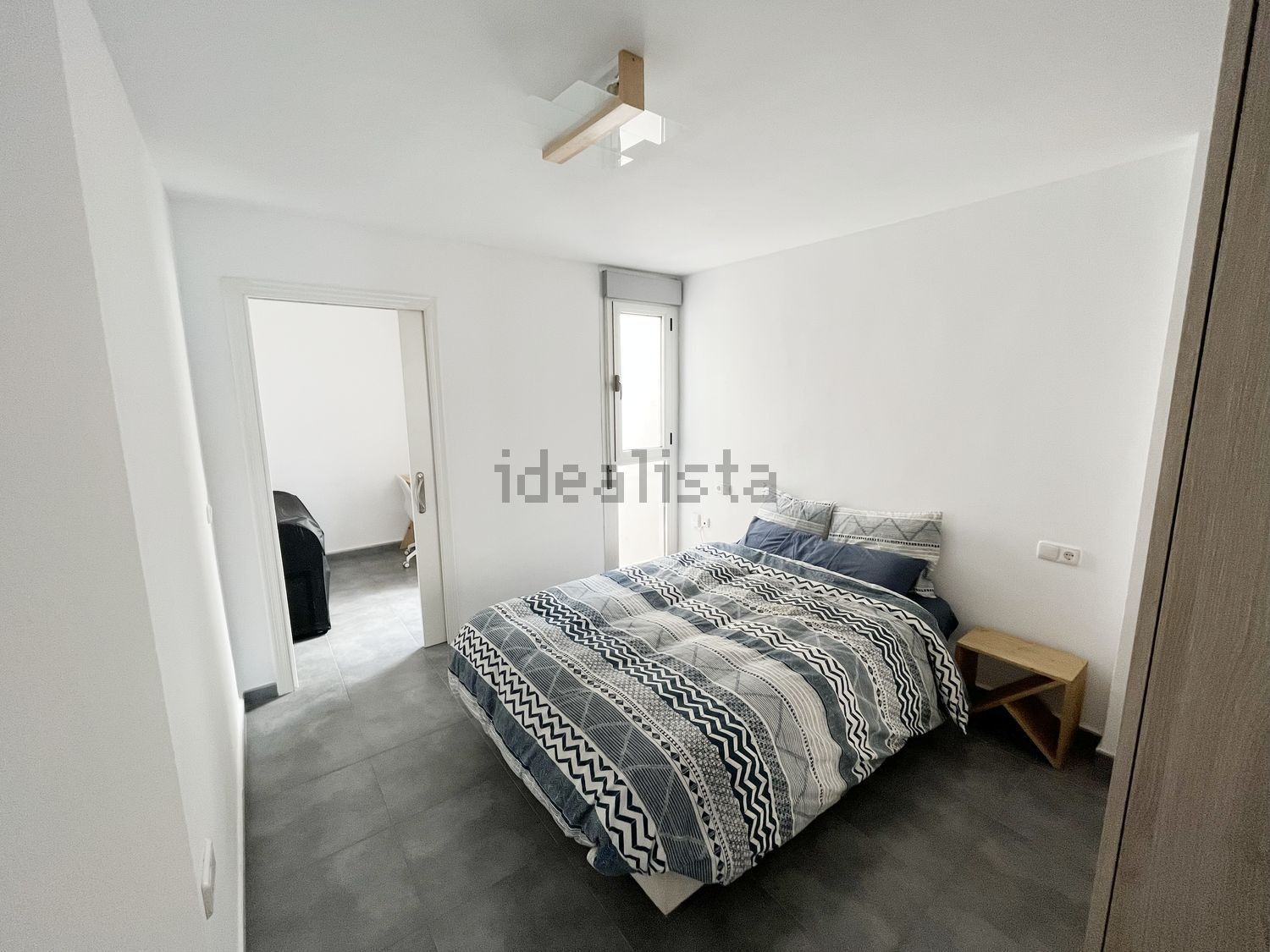 Un dormitorio con una cama grande y un ventilador de techo.