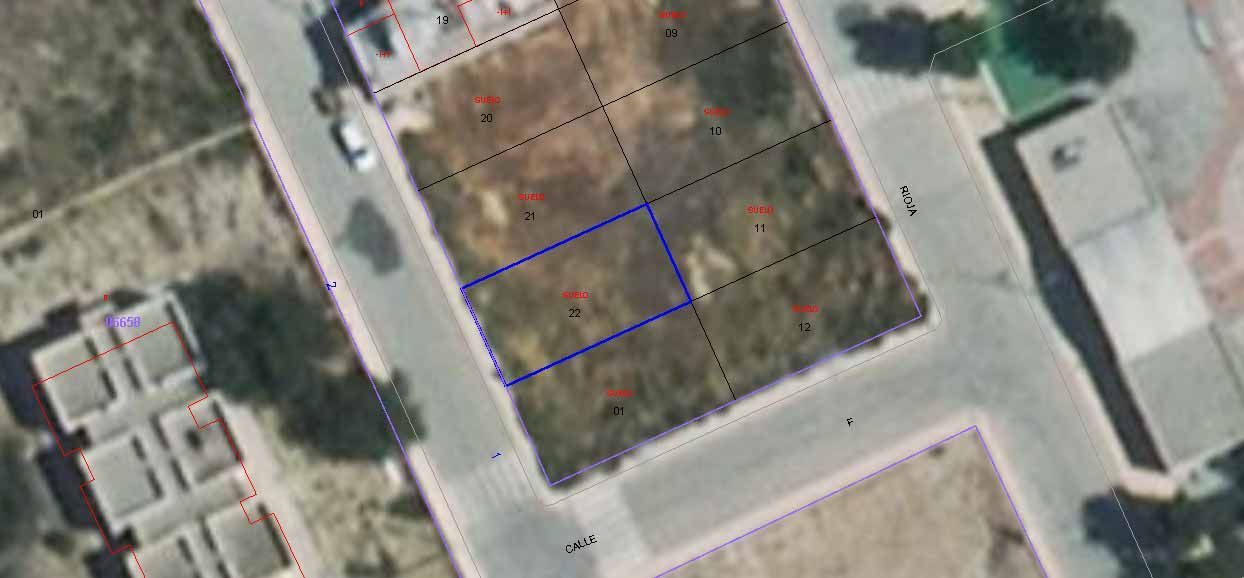 Vista aérea de un terreno con caminos que lo bordean. Un recuadro azul indica una zona específica.