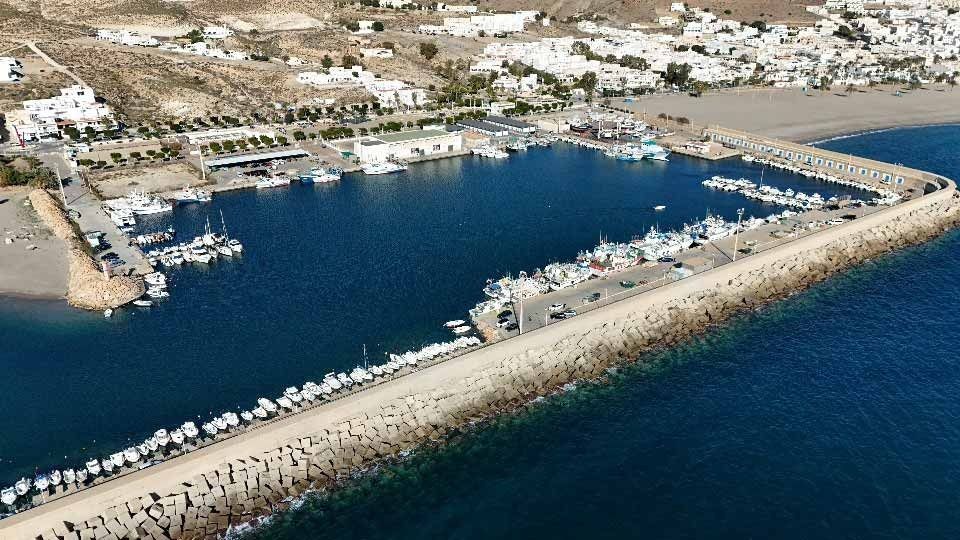 Una vista aérea de un puerto deportivo con barcos atracados en él.