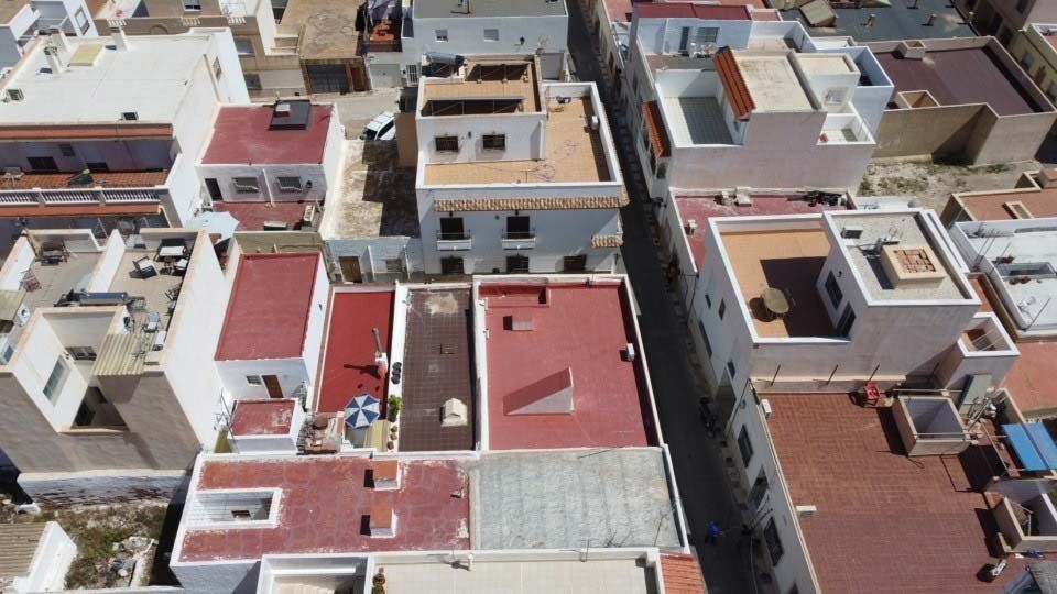 Una vista aérea de una ciudad con muchos edificios y tejados.