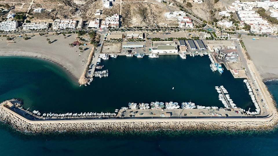 Una vista aérea de un puerto con barcos atracados en él.