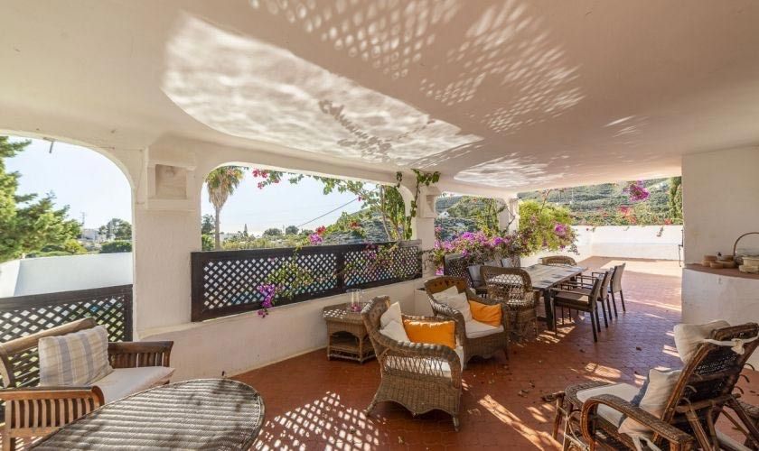 Hay un patio grande con una mesa y sillas.