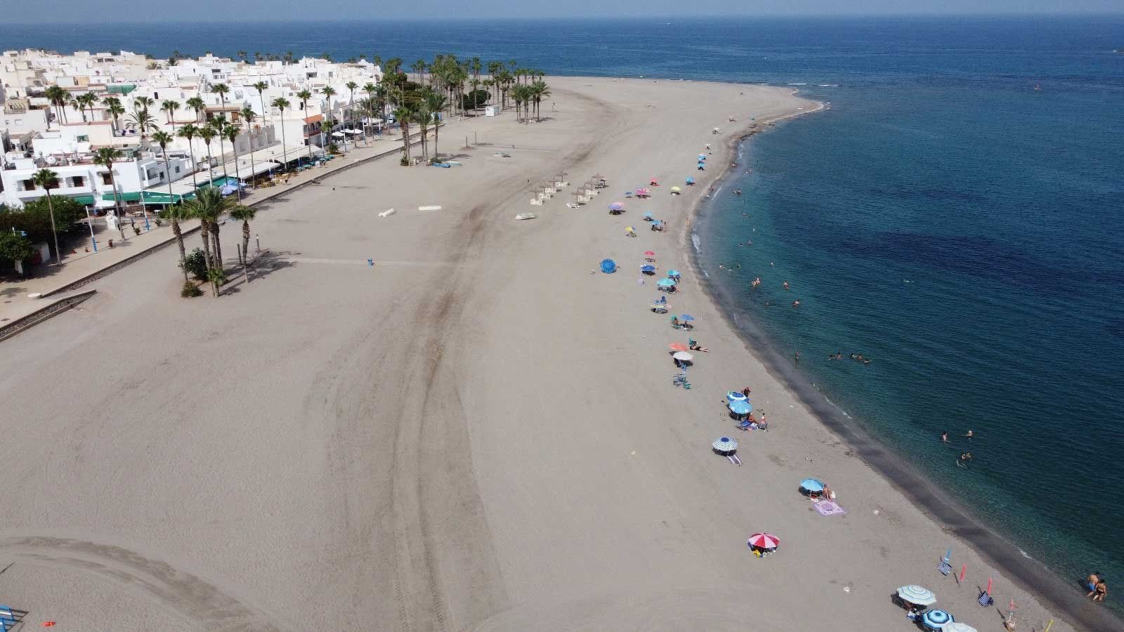 Una vista aérea de una playa de arena junto al océano.